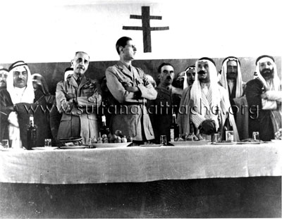 سلطان باشا الأطرش والجنرال ديغول- السويداء 1941، ويبدو إلى يسار الصورة الأمير حسن وإلى يمينه عقلة القطامي؛ وإلى يمين الجنرال ديغول، الجنرال كاترو