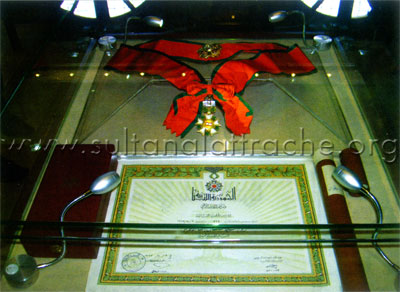 وسام الأرز اللبناني رتبة الوشاح الأكبر، مع الميدالية رتبة- وسام قُدِّم لسلطان باشا الأطرش خلال تشييعه