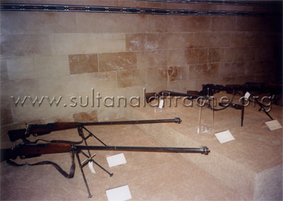 
قاعة القائد العام للثورة السورية الكبرى "سلطان باشا الأطرش" - في الصرح قسم من أسلحته 